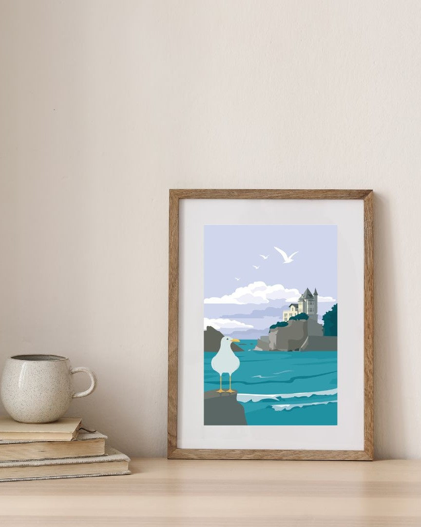 Affiche de l'Hôtel Le Gamaritz dans un cadre en bois, sur fond de décoration minimaliste.