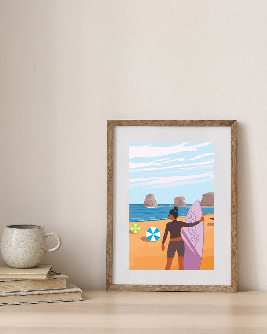 Affiche du Rocher des Deux Jumeaux à Hendaye encadrée en bois, dans un décor minimaliste.