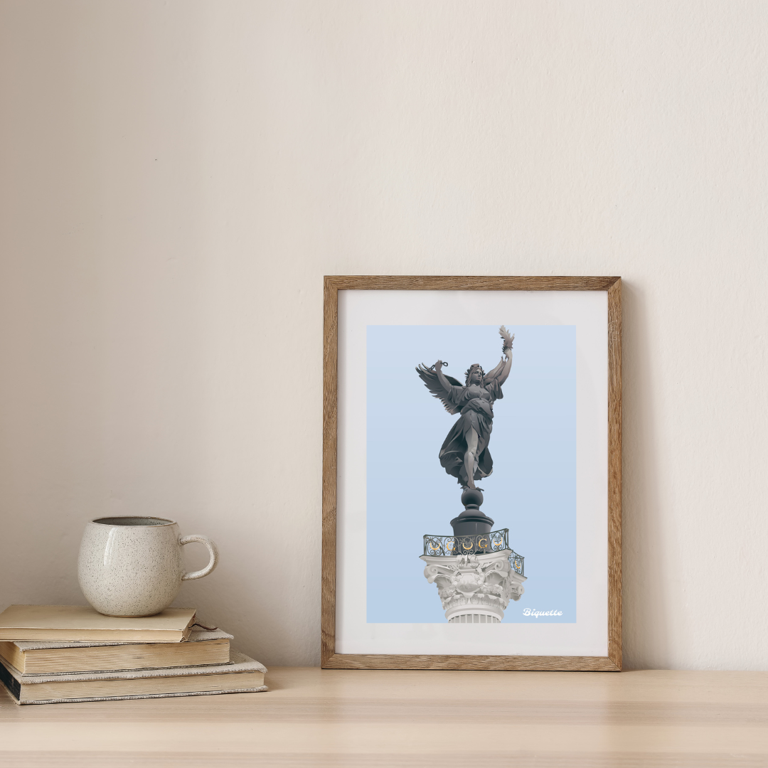 Affiche Colonne des Girondins encadrée, format 50x70 cm, dans un intérieur moderne et minimaliste.