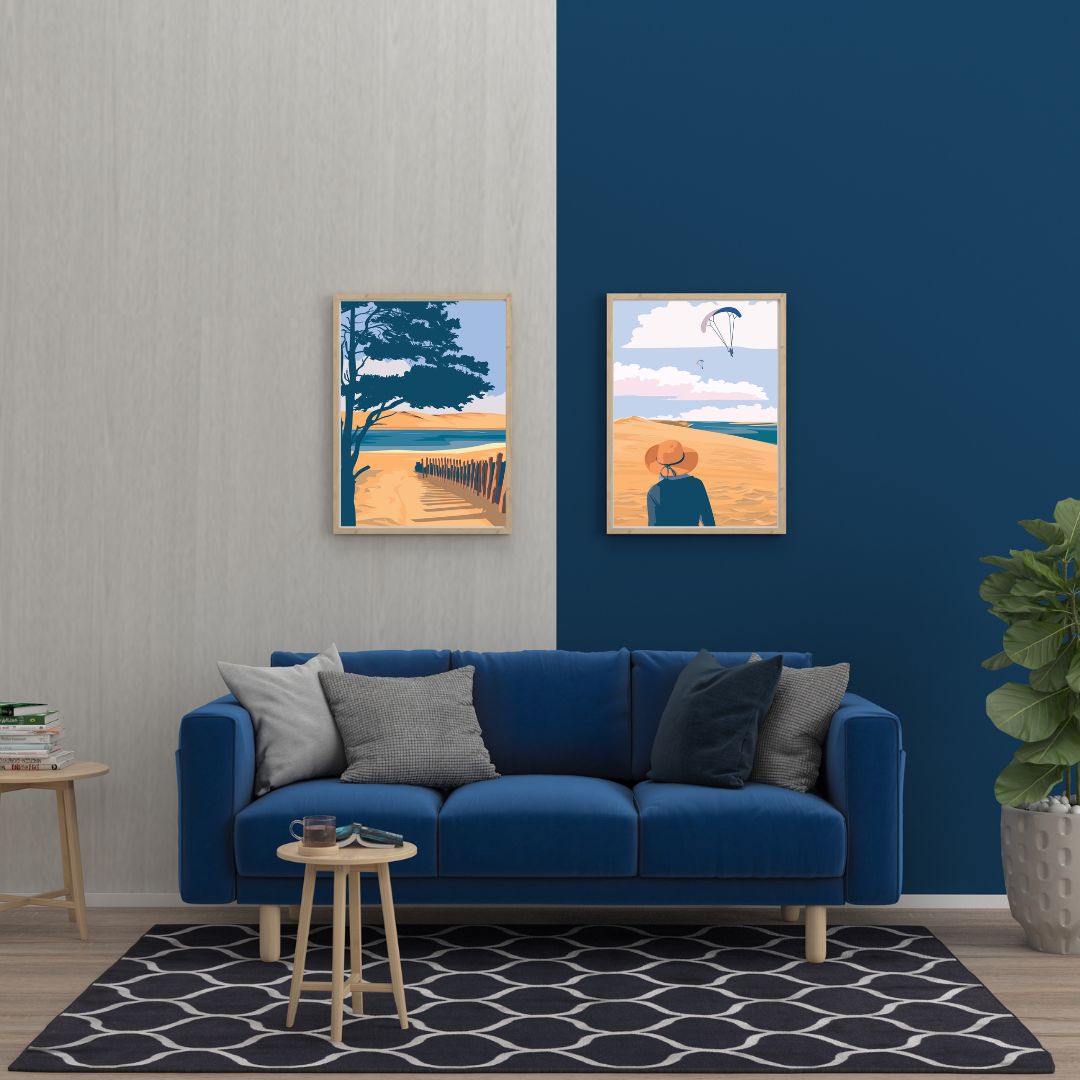 Affiche du Bassin d'Arcachon encadrée au-dessus d'un canapé bleu
 dans un intérieur moderne. Décoration murale Monsieur Biquette.